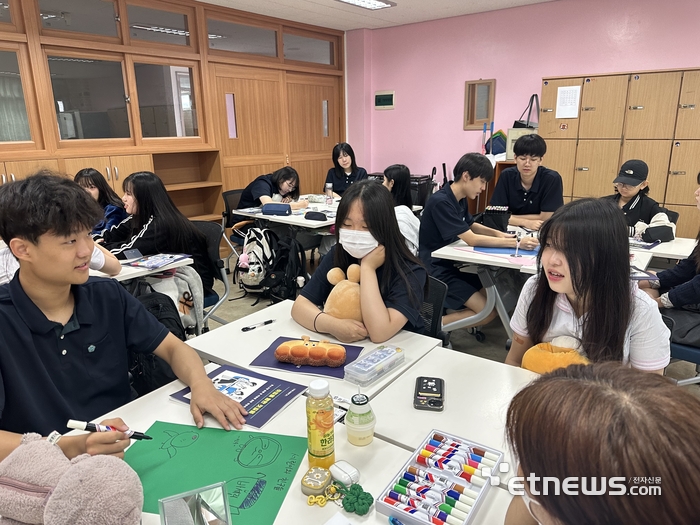 직업의 시대적 변천사와 기업이 원하는 인재상에 대한 강의에 이어 학생들은 자신의 역량을 서술하고 부족한 부분을 다듬어보는 시간을 가졌다.