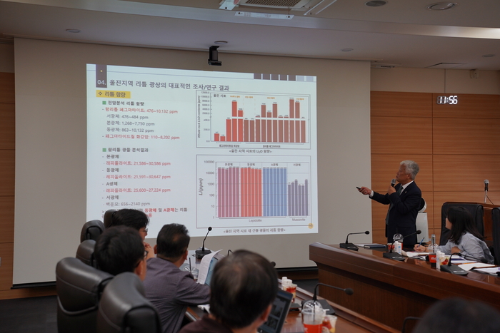 이평구 지질연 원장이 10일 기자간담회에서 국내 리튬 유망 광상 탐사 결과를 소개하고 있다.