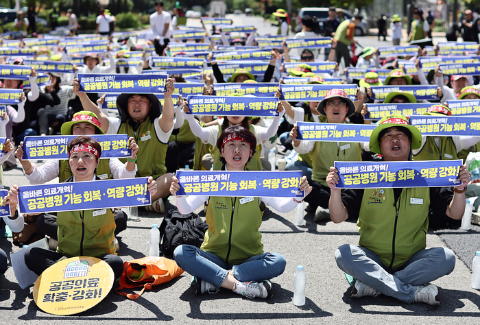 7월 10일 오전 국회 앞에서 열린 '보건의료노조, 공공의료 강화의 날 결의대회'에서 참석자들이 관련 구호를 외치고 있다. (사진=연합뉴스)