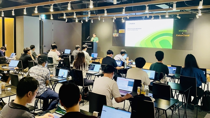 카카오엔터프라이즈가 11일 카카오 강남오피스에서 'NVIDIA X 카카오클라우드 원데이 AI 개발자 부트캠프'를 개최했다. 홍광수 엔비디아 차장이 부트캠프를 실습하고 있는 모습.