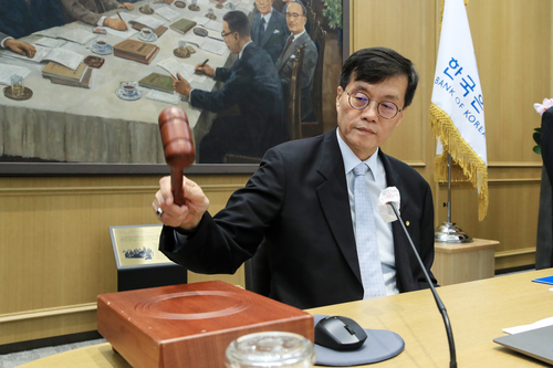 이창용 한국은행 총재가 11일 서울 중구 한국은행에서 열린 금융통화위원회에서 의사봉을 두드리고 있다.