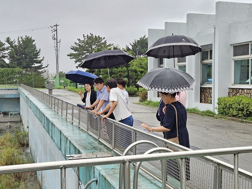 김영빈 대전시 상수도사업본부장이 본격적인 폭염을 대비해 생산시설을 점검하고 있다.