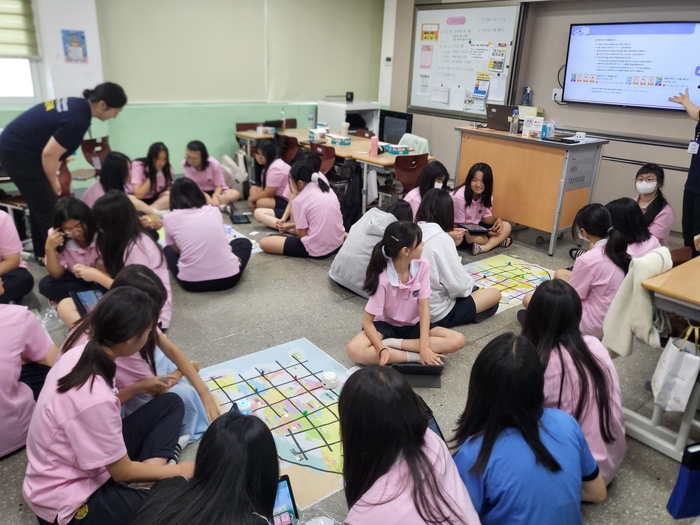 경일여자중학교가 10일 진행한 디지털 SW-AI캠프에서 학생들이 프로그램에 참여하고 있다.