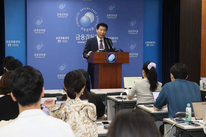 (서울=연합뉴스) 류효림 기자 = 김병칠 금융감독원 부원장보가 11일 서울 여의도 금융감독원에서 개정 지배구조법 시행 관련 책무구조도 시범운영 계획 및 제재 운영지침에 관해 브리핑하고 있다. 2024.7.11 ryousanta@yna.co.kr