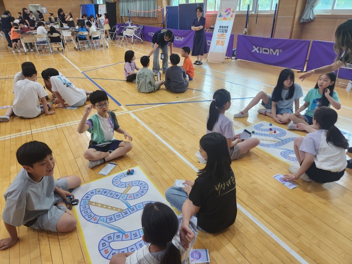 대구동산초등학교 학생들이 'AI와 함께하는 디지털 캠프'에 참가해 다양한 AI교구를 활용하고 있다.