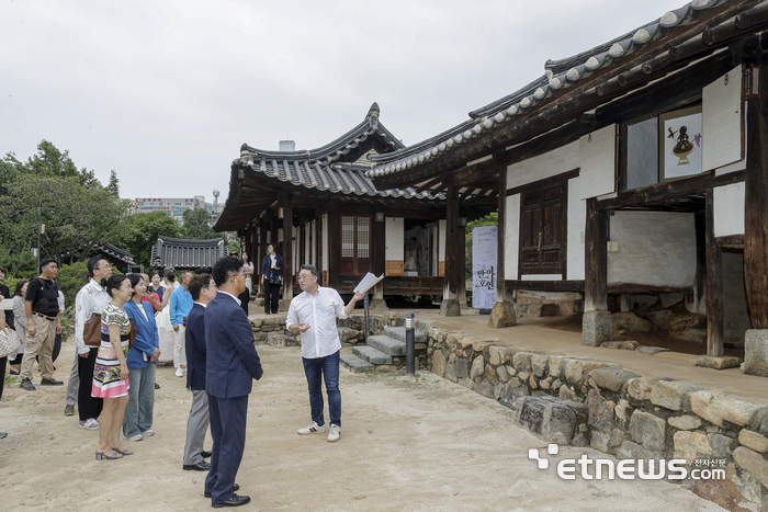 대전 소대헌o호연재 고택에서 열린 K-헤리티지 아트전, 반아호연을 찾은 관람객