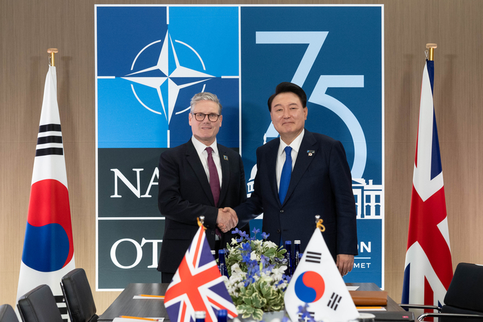 윤석열 대통령이 10일(현지시간) 북대서양조약기구(NATO·나토) 75주년 정상회의가 개최된 미국 워싱턴DC 미국 워싱턴DC 월터 E. 워싱턴 컨벤션센터에서 열린 한영 정상회담에서 키어 스타머 신임 영국 총리와 악수하며 기념 촬영을 하고 있다. 연합뉴스