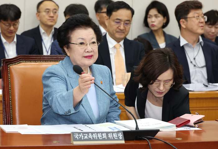 12일 오전 열린 국회 교육위원회 전체회의에 이배용 국가교육위원회 위원장이 출석해 자리하고 있다. 연합뉴스