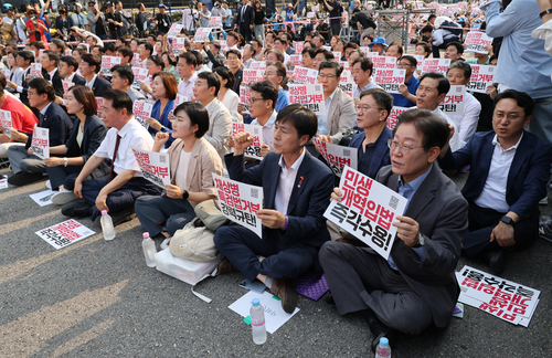 더불어민주당 이재명 전 대표가 13일 광화문광장 인근에서 열린 채상병 특검법 거부권 규탄 범국민대회에 참석하고 있다. 이 전 대표는 주최 측이 앞줄 가운데 자리로 안내했지만, 가장자리에 앉았다.