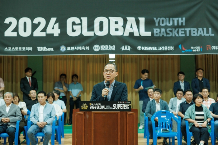 13일 경기도 포천 종합체육관에서 개최된 NH농협은행 2024 글로벌 유소년 농구 슈퍼컵 개막식에서 박병규 농협은행 수석부행장이 축사를 하고 있다.