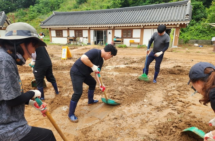 충남연구원 임직원은 서천군 수해복구 현장을 찾아 지원했다.