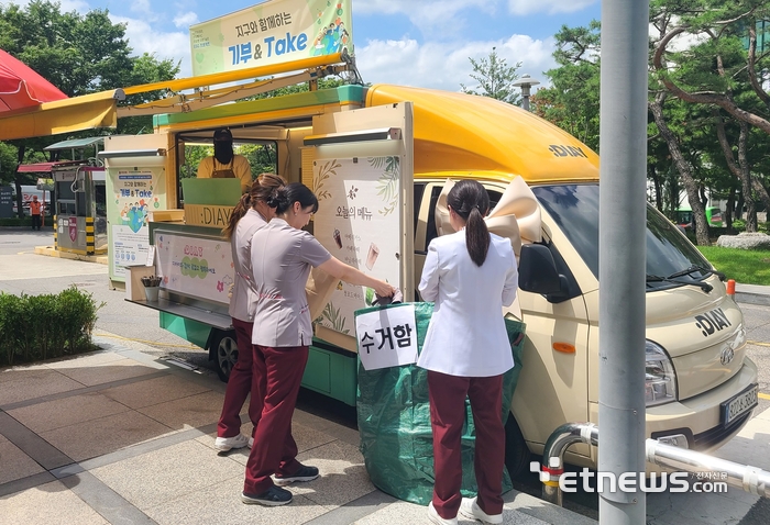 고대의료원 교직원들이 폐유니폼을 수거함에 넣고 있다.