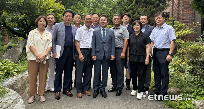 육동한 춘천시장(앞줄 오른쪽 네번째)은 산업단지협의회와 간담회를 진행했다.