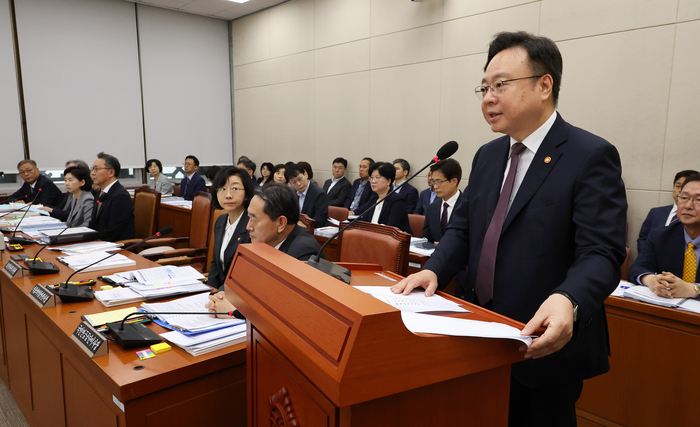 16일 오전 열린 국회 보건복지위원회 전체회의에서 조규홍 보건복지부 장관이 업무보고를 하고 있다. (자료: 연합뉴스)