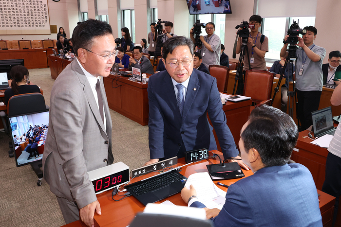 정청래 국회 법제사법위원장이 16일 오후 국회 법사위 전체회의에서 '윤석열 대통령 탄핵 국민청원' 청문회 증인 추가 출석 요구의 건에 대한 토론 방식을 두고 국민의힘 간사인 유상범 의원(왼쪽), 더불어민주당 간사인 김승원 의원(오른쪽)과 대화하고 있다. 연합뉴스