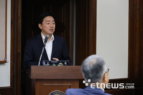 국회 연구모임 '유니콘팜' 주최로 열린 '기업혁신을 위한 스타트업M&A 활성화 방안 토론회'에서 강훈식 의원이 인사말을 하고 있다.