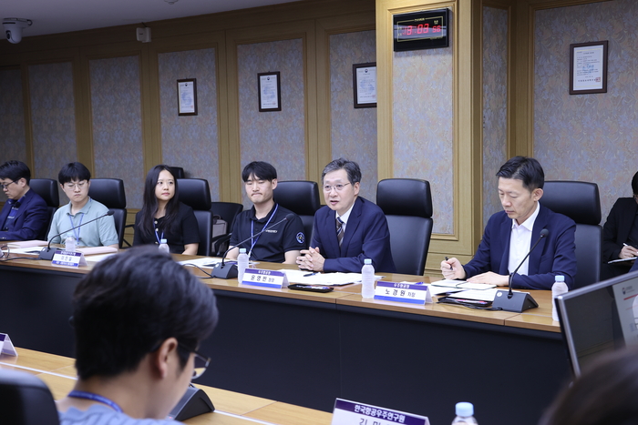 윤영빈 우주항공청장은 17일 한국항공우주연구원 대전본원에서 젊은 연구자들과 간담회를 갖고 연구 인프라를 점검했다.