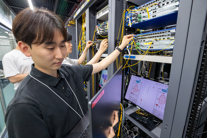 KT 임직원이 네트워크에 도입하는 콤보 인터넷' 기술을 점검하고 있다.