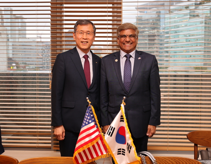 이광복 한국연구재단 이사장(왼쪽)은 17일 세투라만 판차나탄 미국 국립과학재단(NSF) 총재와 만나 양 기관 교류 협력 확대 방안을 논의했다.