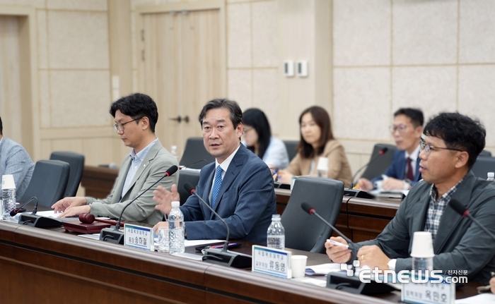 송하철 국립목포대 총장이 '국립목포대-전남도립대 제2회 대학 통합추진 공동위원회'에서 안건에 대해 얘기하고 있다.