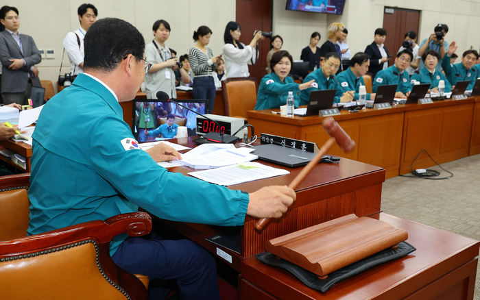 18일 국회에서 열린 행정안전위원회 전체회의에서 국민의힘 의원들이 의사진행 발언을 요청하는 가운데 신정훈 위원장이 의사봉을 두드리고 있다. 연합뉴스