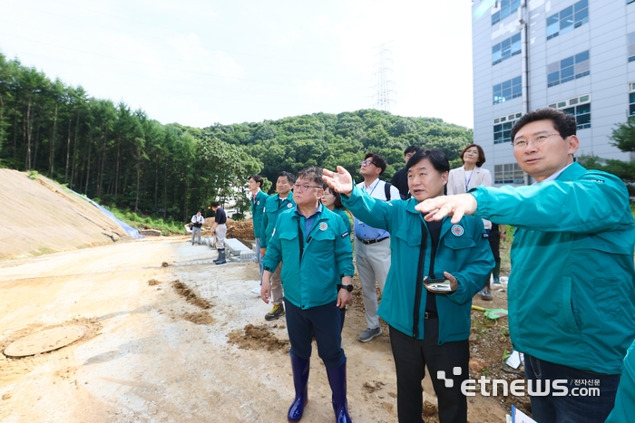 10-2. 이상일 용인특례시장(오른쪽)이 집중호우로 인해 사면이 붕괴하고 토사가 유출된 기흥구 중동 공사현장을 방문해 대책 마련을 주문하고 있다.