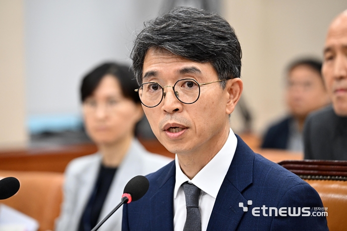 김완섭 환경부 장관 후보자에 대한 인사청문회가 22일 서울 여의도 국회에서 열렸다. 김 후보자가 질의에 답하고 있다. 이동근기자 foto@etnews.com