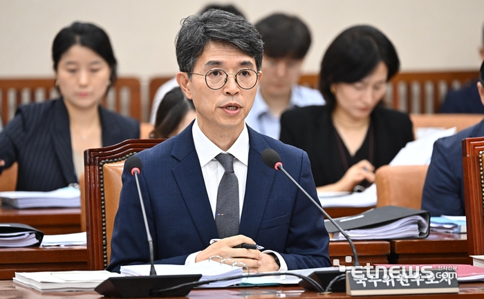 김완섭 환경부 장관 후보자에 대한 인사청문회가 22일 서울 여의도 국회에서 열렸다. 김 후보자가 질의에 답하고 있다. 이동근기자 foto@etnews.com