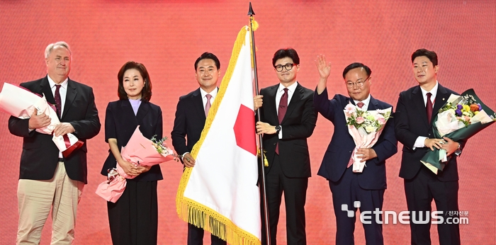 국민의힘 제4차 전당대회가 23일 경기 고양시 킨텍스에서 열렸다. 신임 당대표로 선출된 한동훈 대표와 최고위원 당선자들이 당원을 향해 인사하고 있다. 왼쪽부터 인요한, 김민전, 장동혁 최고위원, 한 대표, 김재원 최고위원, 진종오 청년최고위원.
이동근기자 foto@etnews.com