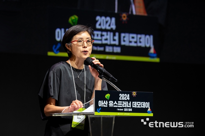 2024 아산 유스프러너 데모데이에서 인사말 전하는 엄윤미 아산나눔재단 이사장 - 아산나눔재단이 25일 서울 동대문디자인플라자(DDP)에서 청소년들의 기업가정신을 엿볼 수 있는 '아산 유스프러너 데모데이'를 개최했다. 엄윤미 아산나눔재단 이사장이 인사말을 하고 있다.