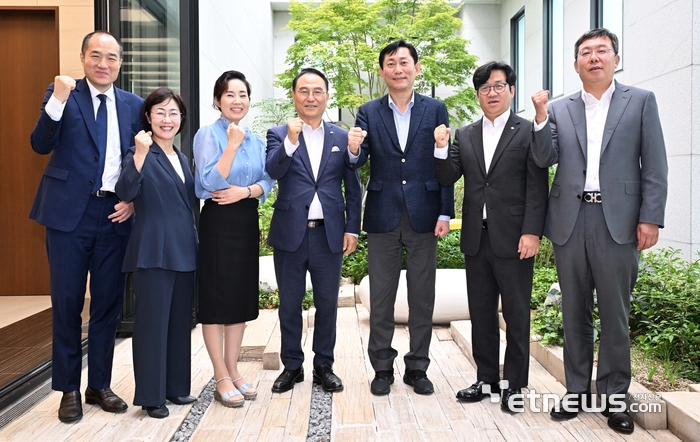 전자신문 주최 공공 및 국내·외 기업들과의 협력을 통한 디지털 기반의 스마트도시 정책 확산방안 좌담회가 26일 서울 서초구 전자신문 본사에서 열렸다. 좌담회에 참석한 주요 인사들이 기념촬영을 하고 있다. 왼쪽부터 김태형 단국대 교수, 유현경 한국마이크로소프트 부사장, 이은주 한국IBM 대표, 박상돈 천안시장, 고진 디지털플랫폼정부위원회 위원장, 유인상 CJ올리브네트웍스 대표, 강병준 전자신문 대표. 김민수기자 mskim@etnews.com