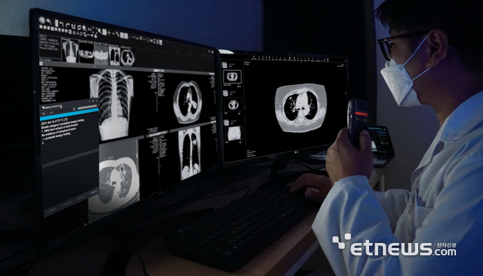 의료진이 셀비 메디보이스를 활용해 영상을 판독하고 있다.