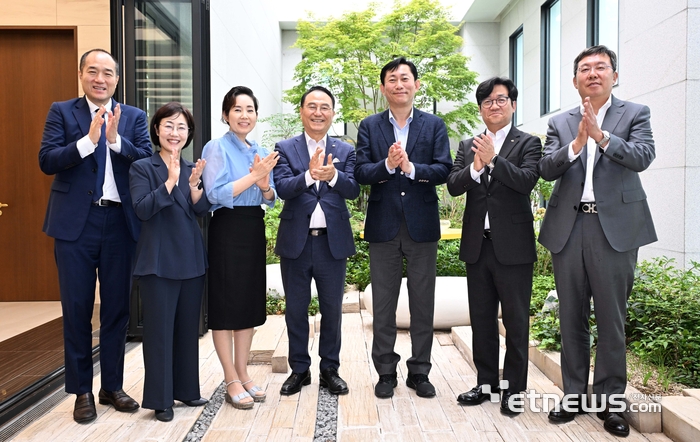 전자신문 주최 공공 및 국내·외 기업들과의 협력을 통한 디지털 기반의 스마트도시 정책 확산방안 좌담회가 26일 서울 서초구 전자신문 본사에서 열렸다. 좌담회에 참석한 주요 인사들이 기념촬영을 하고 있다. 왼쪽부터 김태형 단국대 교수, 유현경 한국마이크로소프트 부사장, 이은주 한국IBM 대표, 박상돈 천안시장, 고진 디지털플랫폼정부위원회 위원장, 유인상 CJ올리브네트웍스 대표, 강병준 전자신문 대표. 김민수기자 mskim@etnews.com