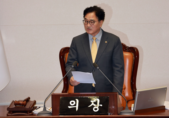 28일 새벽 국회 본회의에서 우원식 국회의장이 본회의 사회를 '거부'한 국민의힘 소속 주호영 국회부의장의 복귀를 요구하고 있다.