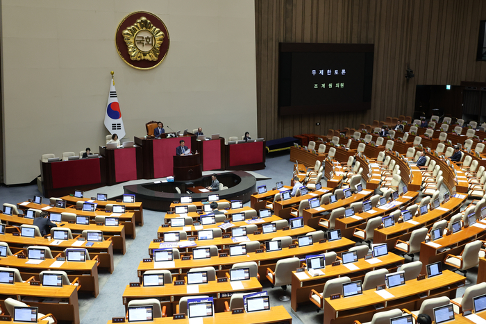 더불어민주당 조계원 의원이 28일 오전 국회 본회의에서 '방송 4법' 가운데 세 번째 법안인 방송문화진흥회법에 찬성 무제한토론을 하고 있다.