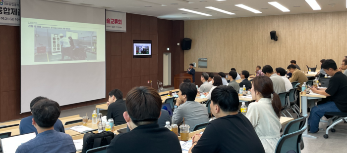 포항테크노파크 경북디지털혁신본부가 SW융합클러스터 상용화지원 과제 기업별 착수보고회를 열고 있다.