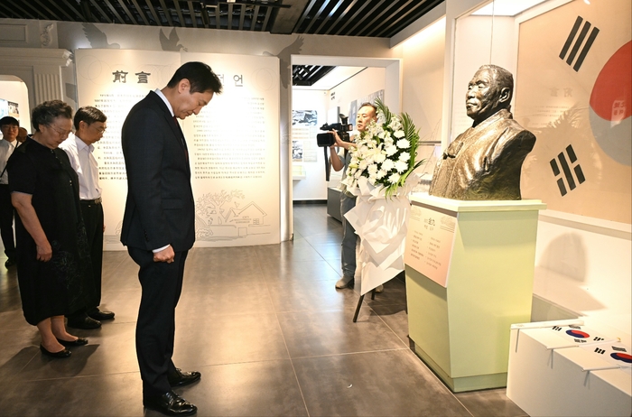 오세훈 서울시장은 중국 충칭 연화지에 위치한 대한민국 임시정부청사를 방문하고 백범 김구 선생 흉상 앞에서 묵념하고 조국의 독립을 위해 헌신한 애국선열의 숭고한 희생과 헌신에 감사의 마음을 전하며 헌화했다. 사진=서울시