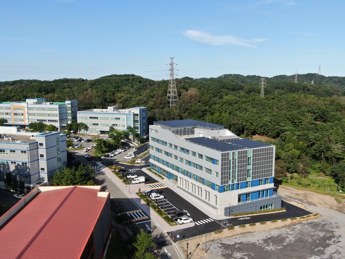 경북이 포항테크노파크 부설 경북디지털혁신본부가 수행하는 디지털 기초체력지원사업을 통해 지역산업 디지털 전환이 속도감 있게 진행되고 있다. 경북디지털혁신본부(포항테크노파크 제5벤처동) 전경.