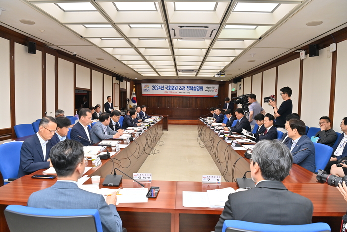 충남도는 서울 국회에서 10명 지역 국회의원에게 내년 도 국비 지원 요청과 정책현안을 설명했다.