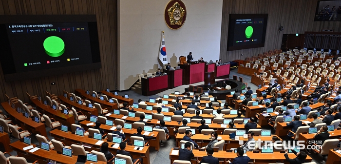 국민의힘이 '방송 4법' 법안 제지를 위해 실시한 5박 6일간의 필리버스터가 종료됐다. 30일 서울 여의도 국회에서 열린 본회의에서 '방송 4법'인 한국교육방송공사법(EBS법) 일부개정법률안이 야당 단독으로 통과되고 있다. 이동근기자 foto@etnews.com