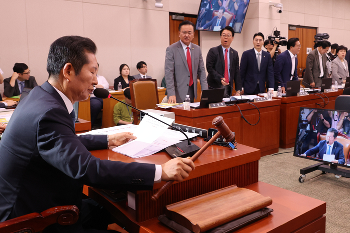 31일 오전 국회에서 열린 법제사법위원회 전체회의에서 정청래 위원장이 '전국민 25만원 지원법'(민생회복지원금 지급을 위한 특별조치법)과 '노란봉투법'(노동조합 및 노동관계조정법 개정안)을 차례대로 의결하자 여당 의원들이 항의하고 있다. 연합뉴스