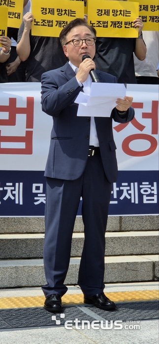 이동근 한국경영자총협회 상근 부회장이 경제계를 대표해 공동성명서를 발표하는 모습. 김인철 기자