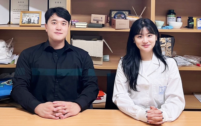 경상국립대 성재경 교수(왼쪽)와 김주은 연구원이 흑연 음극제 기반 고에너지·장수명 배터리를 개발했다.