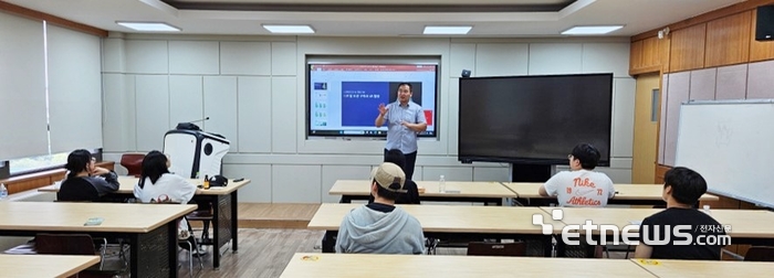 호남대학교 건축학부는 지난달 31일 교내 창조관 8층 8806호에서 '2024 광산구 미래기술학교' 일환으로 3D 스캐너 기반 디지털 트윈기술과 함께 떠나는 건축여행'을 진행했다.