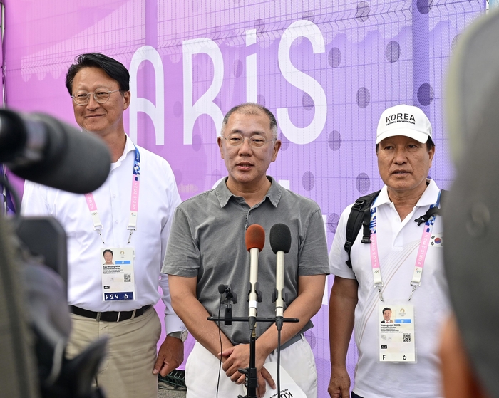 정의선 회장이 대한민국 양궁 대표팀의 전 종목 석권 후 인터뷰를 하고 있다. 대한양궁협회 제공