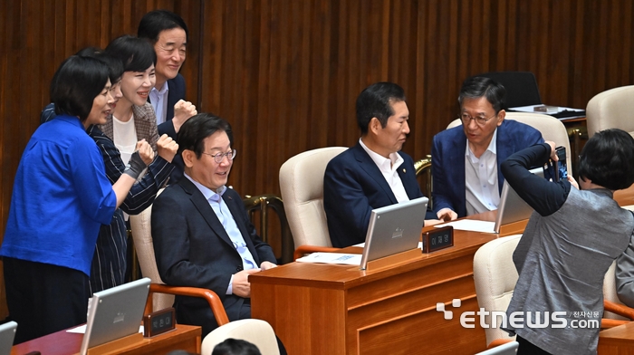 이재명 전 대표에게 모여든 의원들