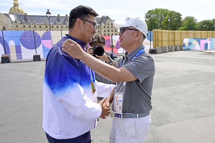 정의선 회장이 남자 개인전 결승전에서 금메달을 차지한 김우진 선수를 축하하고 있다. 대한양궁협회 제공