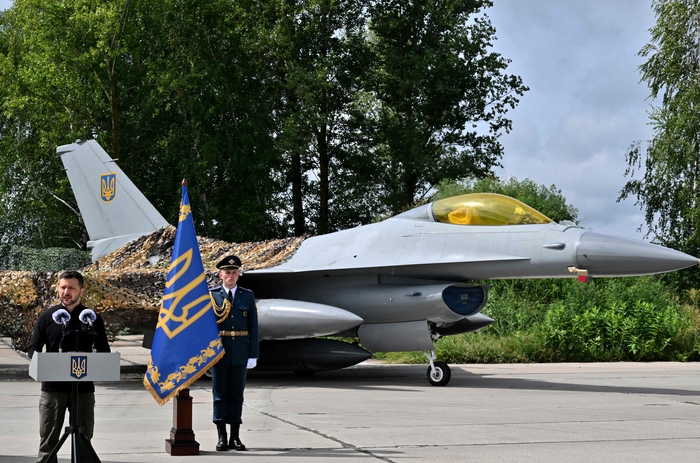 4일(현지 시각) 볼로디미르 젤렌스키 우크라이나 대통령이 서방으로부터 지원받은 F-16 전투기 옆에서 연설하고 있다. 사진=AFP 연합뉴스