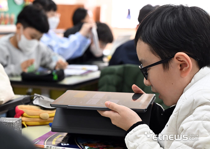 신석초등학교 학생이 태블릿을 활용해 수업을 받고 있다.