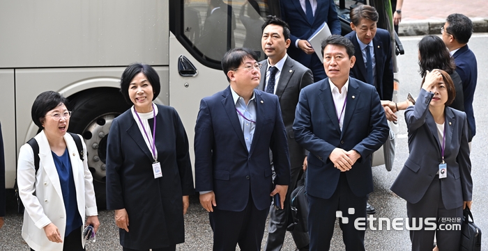 방통위 현장검증 나선 과방위 야당의원들